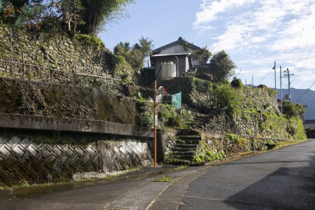 Téléchargez les photos : Beau village de montagne dans les montagnes de Wakayama au Japon. - en image libre de droit