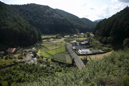 Beau village de montagne dans les montagnes de Wakayama au Japon.