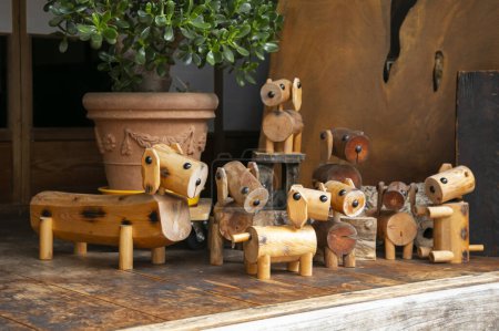 Téléchargez les photos : Chien figurines en bois dans une maison au Japon. - en image libre de droit