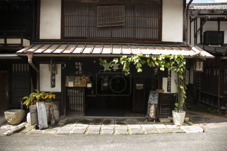 Téléchargez les photos : Tsumago, Japon ; 1er octobre 2023 : Rues et maisons traditionnelles japonaises dans la ville de Tsumago Juku le long du sentier Nakasendo dans la vallée de Kiso, Japon. - en image libre de droit