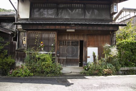 Téléchargez les photos : Tsumago, Japon ; 1er octobre 2023 : Rues et maisons traditionnelles japonaises dans la ville de Tsumago Juku le long du sentier Nakasendo dans la vallée de Kiso, Japon. - en image libre de droit