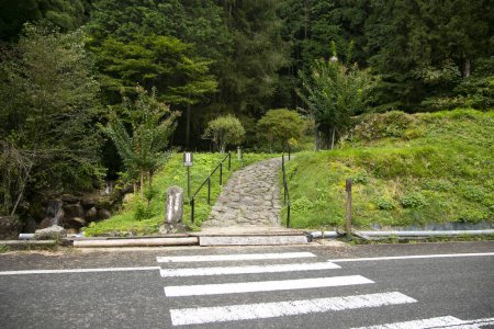 Foto de Caminando por el camino empedrado siguiendo el sendero Nakasendo entre Tsumago y Magome en Kiso Valley, Japón. - Imagen libre de derechos
