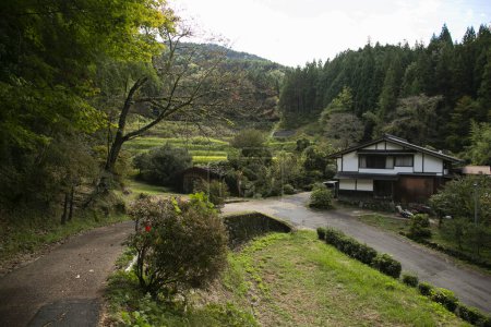 Téléchargez les photos : Maisons traditionnelles japonaises sur le sentier Nakasendo entre Tsumago et Magome dans la vallée de Kiso, Japon. - en image libre de droit