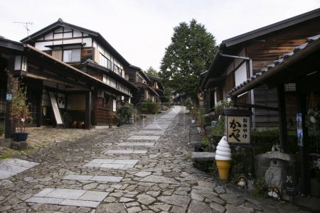 Téléchargez les photos : Rues et maisons traditionnelles japonaises dans la ville de Magome Juku le long du sentier Nakasendo dans la vallée de Kiso, Japon. - en image libre de droit