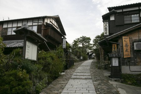 Foto de Calles y casas tradicionales japonesas en la ciudad de Magome Juku a lo largo del sendero Nakasendo en el valle de Kiso, Japón. - Imagen libre de derechos