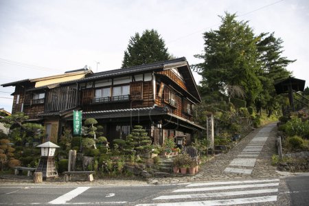 Téléchargez les photos : Rues et maisons traditionnelles japonaises dans la ville de Magome Juku le long du sentier Nakasendo dans la vallée de Kiso, Japon. - en image libre de droit