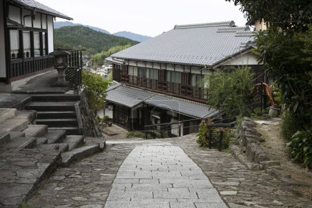 Foto de Calles y casas tradicionales japonesas en la ciudad de Magome Juku a lo largo del sendero Nakasendo en el valle de Kiso, Japón. - Imagen libre de derechos