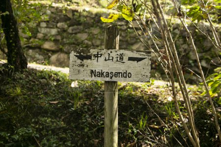 Téléchargez les photos : Magome, Japon ; 1er octobre 2023 : Promenade sur la route de randonnée suivant le sentier Nakasendo entre Tsumago et Magome dans la vallée de Kiso, Japon. - en image libre de droit