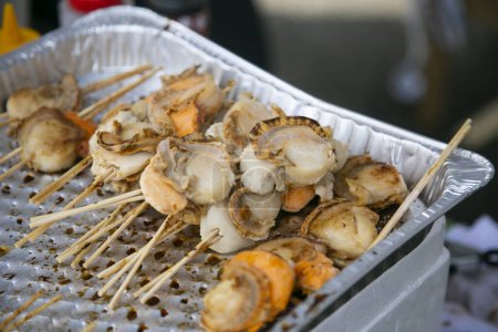 Téléchargez les photos : Brochette de fruits de mer dans une échoppe du marché aux poissons de Tokyo. - en image libre de droit