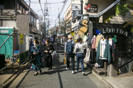 Foto de Tokio, Japón; 1 de octubre de 2023: Shimokitazawa es una zona comercial y de entretenimiento en Kitazawa, llena de tiendas vintage y ambiente alternativo. - Imagen libre de derechos