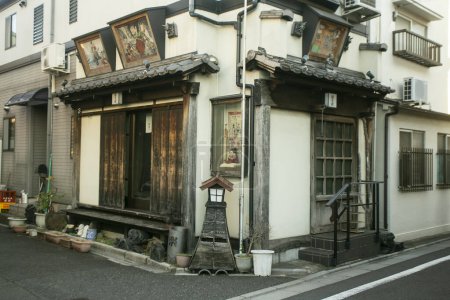 Foto de Tokio, Japón 1 de octubre de 2023: Yanaka es un barrio de Tokio famoso por su mercado callejero, sus hermosas calles y su cementerio.. - Imagen libre de derechos