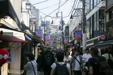 Foto de Tokio, Japón 1 de octubre de 2023: Yanaka es un barrio de Tokio famoso por su mercado callejero, sus hermosas calles y su cementerio.. - Imagen libre de derechos