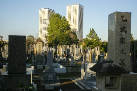 Foto de Tokio, Japón; 1 de octubre de 2023: Cementerio Yanaka con edificios al fondo en Japón. - Imagen libre de derechos