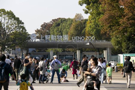 Foto de Ambiente festivo en la entrada del Zoológico en el Parque Ueno de Tokio en un domingo de otoño. - Imagen libre de derechos