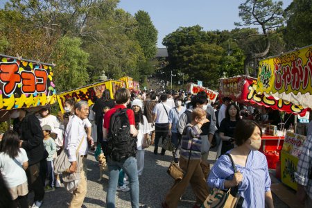 Foto de Tokio, Japón; 1 de octubre de 2023: Ambiente festivo en el Parque Ueno de Tokio en un domingo de otoño. - Imagen libre de derechos