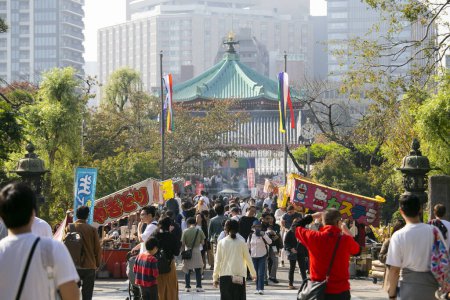 Foto de Tokio, Japón; 1 de octubre de 2023: Ambiente festivo en el Parque Ueno de Tokio en un domingo de otoño. - Imagen libre de derechos