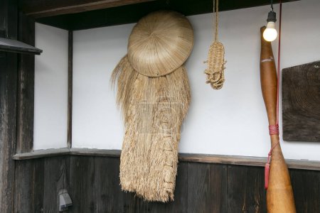 Téléchargez les photos : Sandales japonaises, cape et chapeau fabriqués à la main à partir de paille de la campagne de la région de Niigata dans le nord du Japon. - en image libre de droit