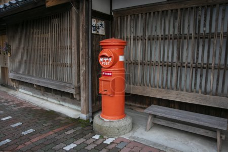 Foto de Ogi, Japón; 1 de octubre de 2023: Buzón rojo japonés en una calle de la ciudad de Oji en la isla de Sado. - Imagen libre de derechos