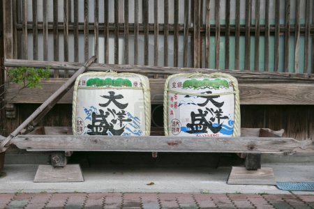 Téléchargez les photos : Murakami, Japon ; 1er octobre 2023 : Fûts de saké dans les rues de la ville de Murakami et affaires dans la région de Niigata au nord du Japon. - en image libre de droit