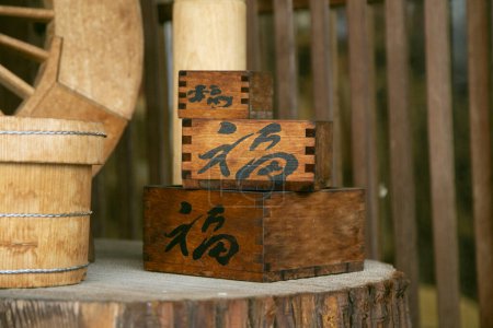 Foto de Objetos tradicionales japoneses hechos por artesanos de madera en la ciudad de Murakami, Prefectura de Niigata en Japón. - Imagen libre de derechos