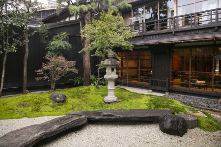 Foto de Jardín tradicional japonés con una escultura de piedra en una casa de té tradicional en la ciudad de Murakami en Japón. - Imagen libre de derechos