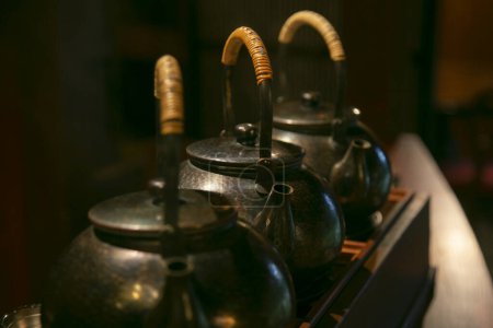 Foto de Contenedores de té de hierro en una casa de té tradicional en la ciudad de Murakami, Japón. - Imagen libre de derechos