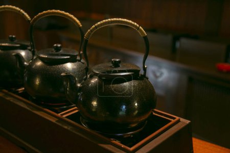 Foto de Contenedores de té de hierro en una casa de té tradicional en la ciudad de Murakami, Japón. - Imagen libre de derechos