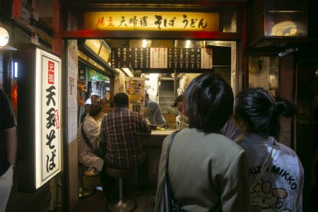 Téléchargez les photos : Tokyo, Japon ; 1er octobre 2023 : Atmosphère au restaurant Izakaya sur la rue Omoide Yokocho dans le quartier Shinjuku de Tokyo. - en image libre de droit