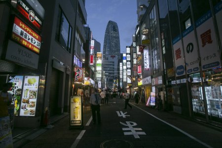Foto de Tokio, Japón; 1 de octubre de 2023: Ambiente y edificios iluminados en las calles del distrito de Shinjuku en la ciudad de Tokio. - Imagen libre de derechos
