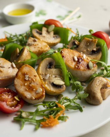 Téléchargez les photos : Brochettes de poulet bio aux champignons et salade. - en image libre de droit