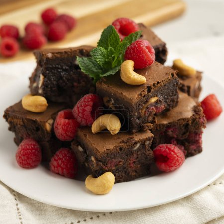 Foto de Brownie de chocolate con frambuesas y anacardos. - Imagen libre de derechos