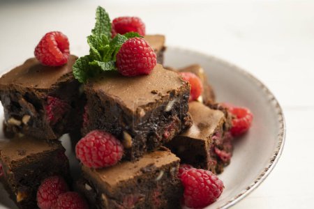 Téléchargez les photos : Brownie au chocolat aux framboises et noix de cajou. - en image libre de droit