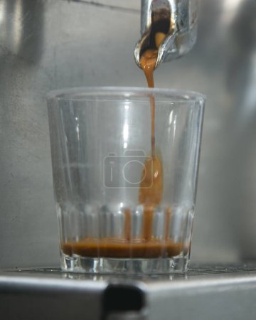 Foto de Barista profesional que trabaja con una máquina de café y prepara bebidas calientes con café y leche. - Imagen libre de derechos