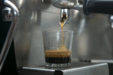 Foto de Barista profesional que trabaja con una máquina de café y prepara bebidas calientes con café y leche. - Imagen libre de derechos