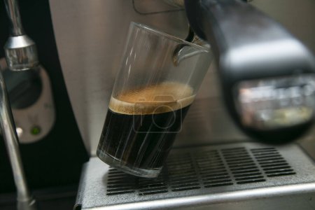 Téléchargez les photos : Barista professionnel travaillant avec une machine à café et préparant des boissons chaudes avec du café et du lait. - en image libre de droit