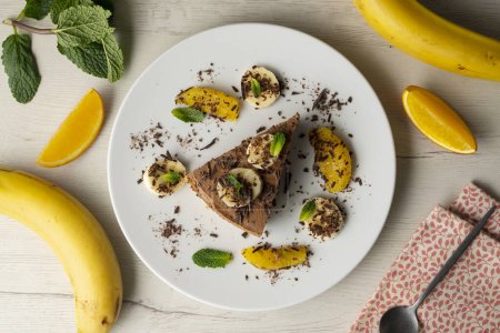 Téléchargez les photos : Délicieux et moelleux gâteau de mousse au chocolat à l'arôme de banane et d'orange. - en image libre de droit