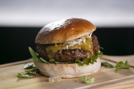 Téléchargez les photos : Burger au fromage américain avec bœuf premium. - en image libre de droit