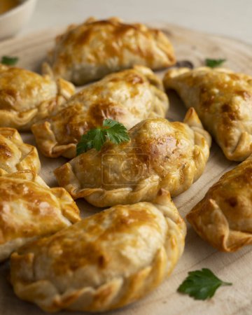 Téléchargez les photos : Cuire de délicieuses empanadas argentines au poulet et aux légumes. - en image libre de droit