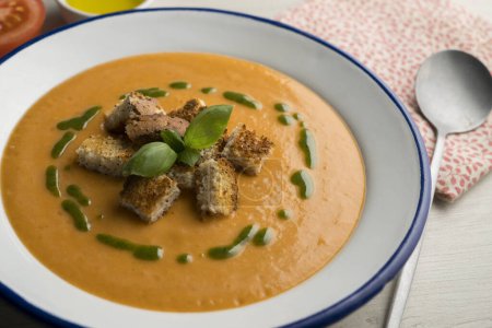 Téléchargez les photos : Soupe de tomate espagnole à l'huile de basilic. - en image libre de droit
