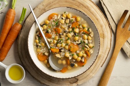 Téléchargez les photos : Soupe de pois chiches au riz et légumes. - en image libre de droit