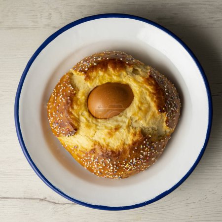 Téléchargez les photos : Mona de Pascua, gâteau éponge aux œufs durs. Dessert espagnol traditionnel pour la Semaine Sainte - en image libre de droit