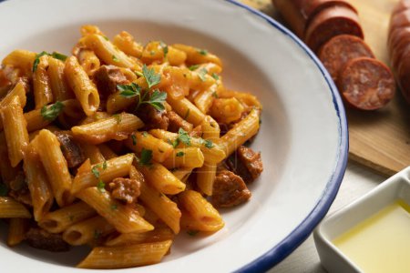 Téléchargez les photos : Macaroni sauce tomate et chorizo espagnol. - en image libre de droit