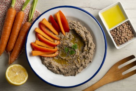 Téléchargez les photos : Hummus aux lentilles servi avec carotte et poivron rouge. - en image libre de droit