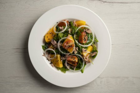Téléchargez les photos : Salade de kaki, tomates, oignons et thon. - en image libre de droit