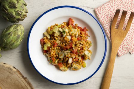 Téléchargez les photos : Salade de lentilles aux tomates, oignons et artichauts. - en image libre de droit