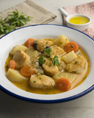 Téléchargez les photos : Ragoût de merlu aux pommes de terre et aux carottes. Recette traditionnelle espagnole. - en image libre de droit