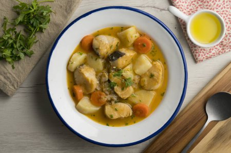 Téléchargez les photos : Ragoût de merlu aux pommes de terre et aux carottes. Recette traditionnelle espagnole. - en image libre de droit