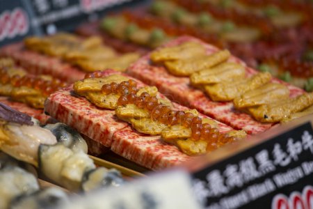 Téléchargez les photos : Boeuf Kobe Wagyu japonais dans un stand de restauration au marché extérieur de Tsukiji dans la ville de Tokyo, Japon. - en image libre de droit