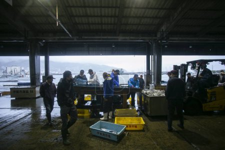 Téléchargez les photos : Ito, Japon ; 1er octobre 2023 : Vente aux enchères de poisson et pêcheurs travaillant dans le port d'Ito dans la préfecture de Shizuoka au Japon. - en image libre de droit