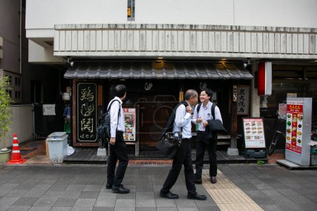 Téléchargez les photos : Tokyo, Japon ; 1er octobre 2023 : Employés de bureau à l'heure du déjeuner dans un restaurant de la ville. - en image libre de droit